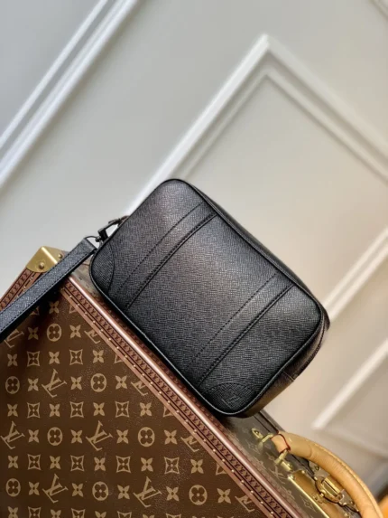 Louis Vuitton Pochette Kasai -25 x 15.5 x 6.5 CM
